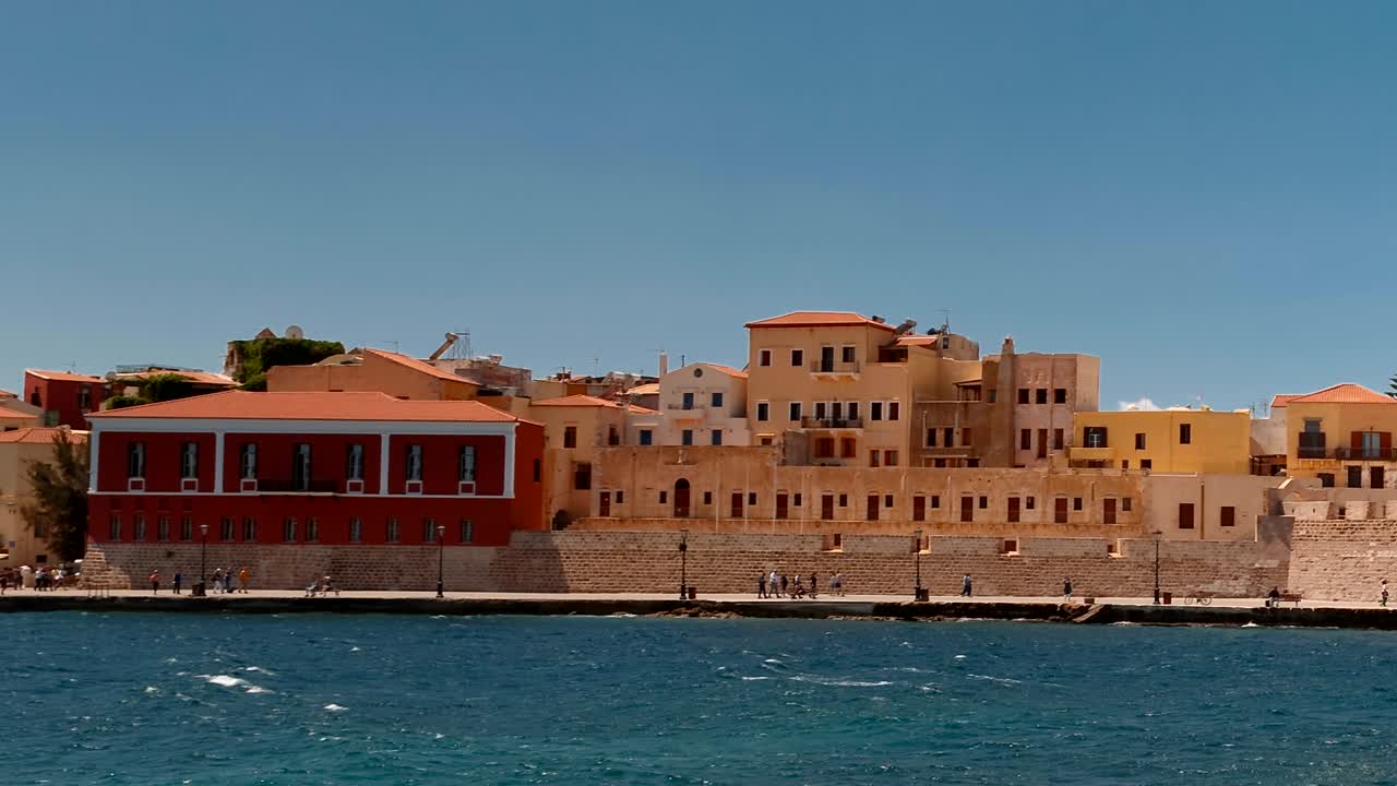 promenada de chania, en la isla de creta, en grecia