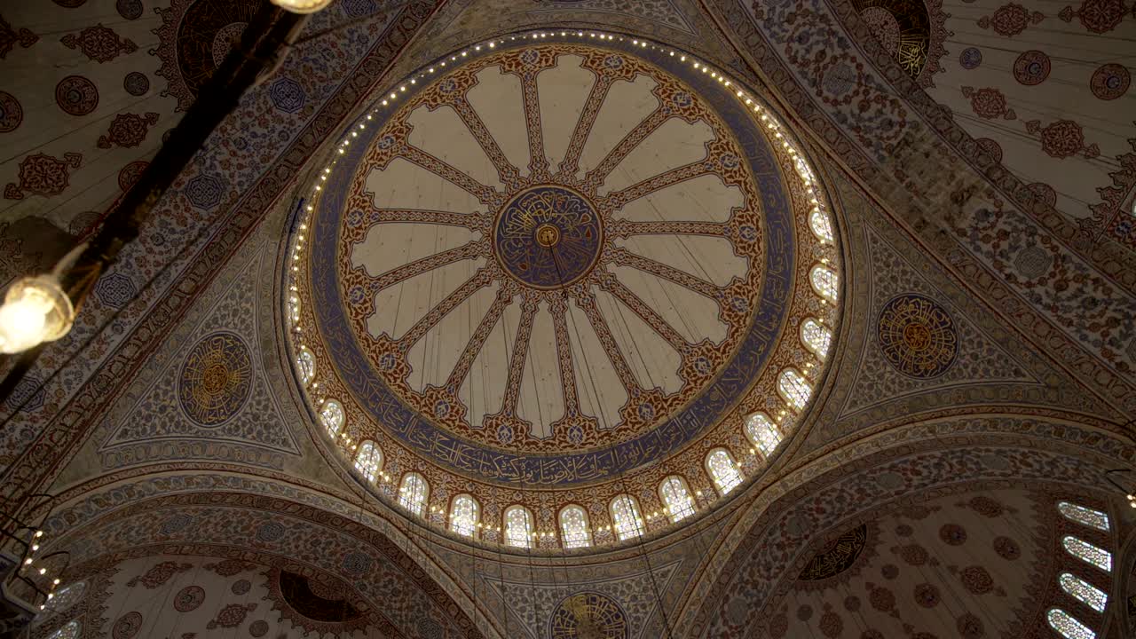 dentro de las cúpulas de la mezquita sultanahmet en estambul