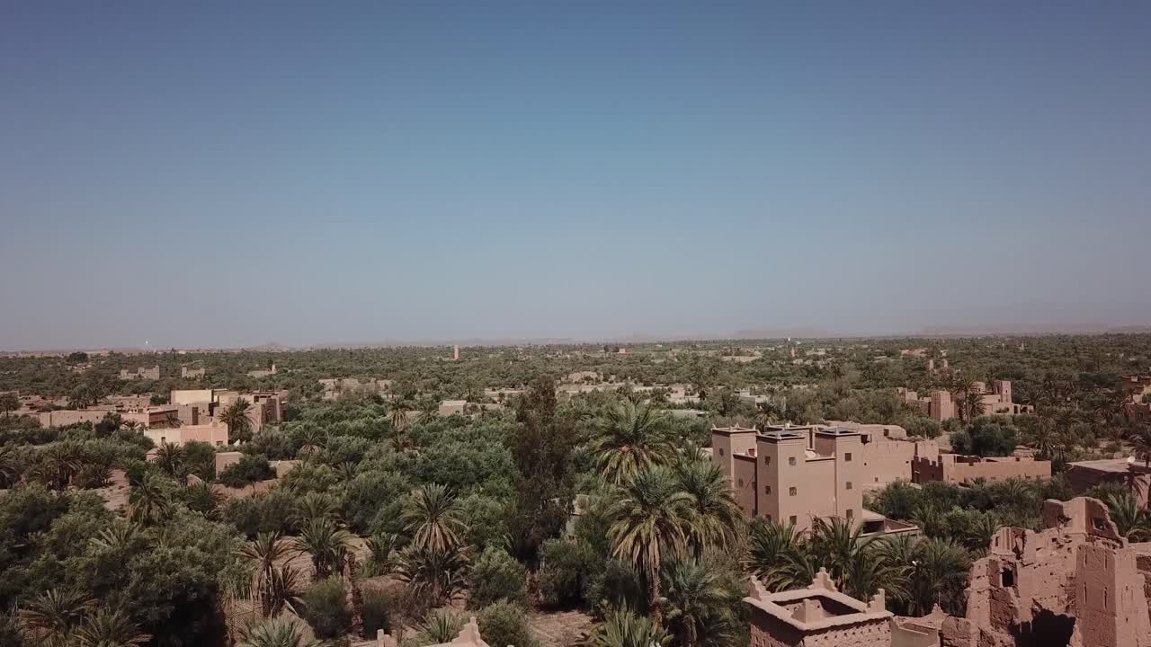 Movimento di camera a inclinazione verso l’alto che scansiona dalla base alle cime merlate delle torri della Kasbah Taourirt. Il filmato mette in risalto l’intricata architettura in mattoni di fango e le dimensioni di questo famoso sito marocchino