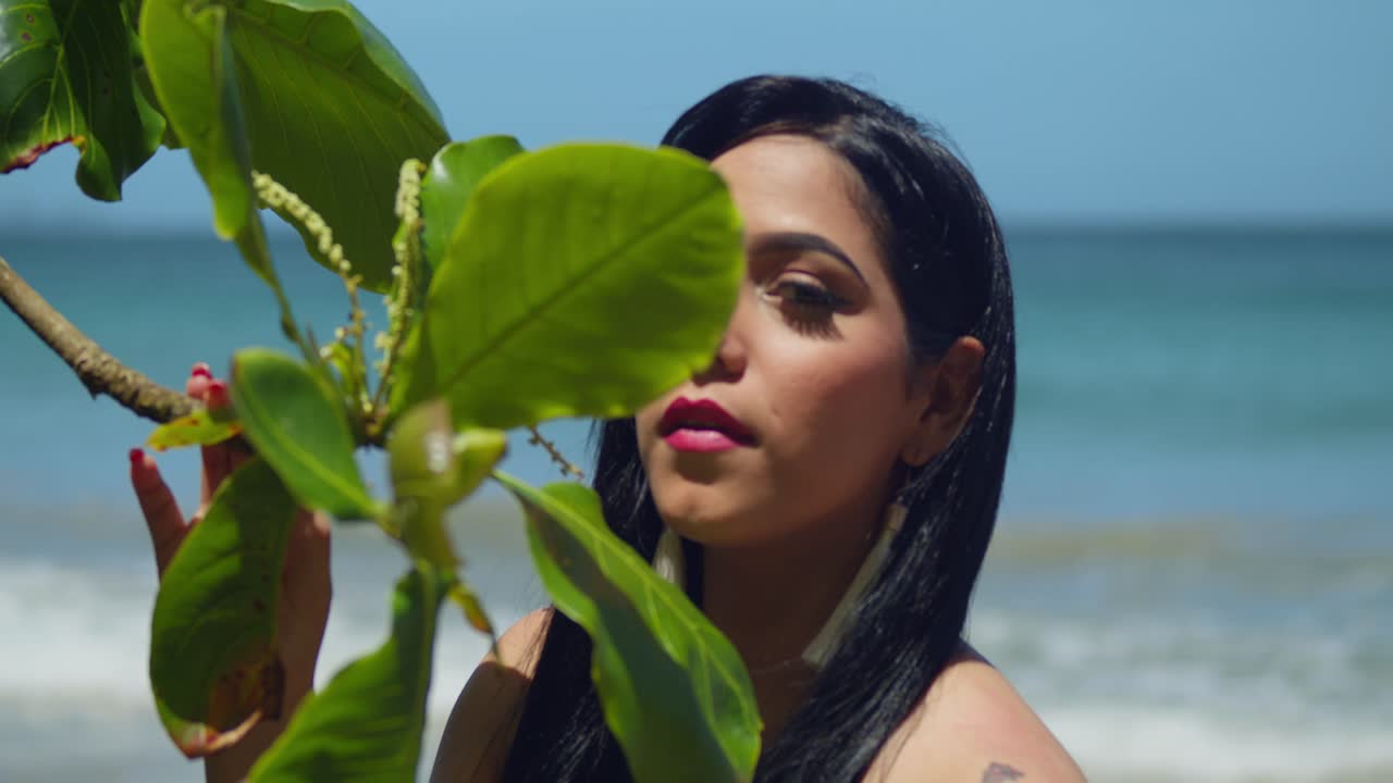 Primo piano di un bel viso di ragazza latina in una giornata di sole in spiaggia