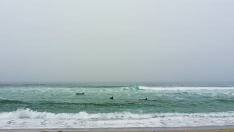 Los-Principiantes-Practican-Surf-En-Un-Día-Frío-Y-Nevado.