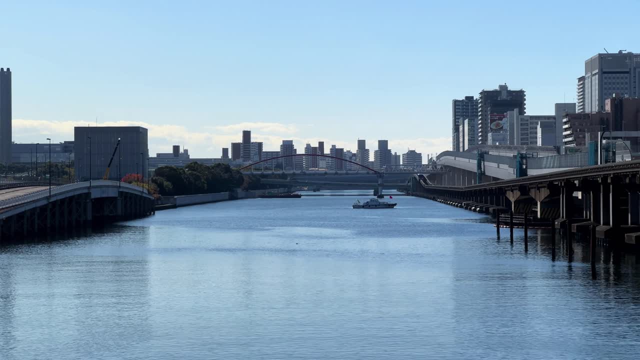 일본 도쿄의 조용한 도시 강 풍경, 다리와 현대적인 건물이 특징입니다.