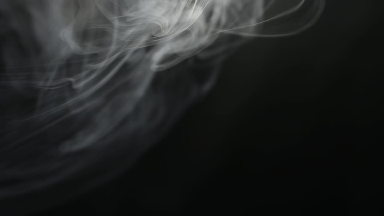 Fumo nebbia fuoco fumoso luce vapore scuro sfondo astratto effetto texture colorato.