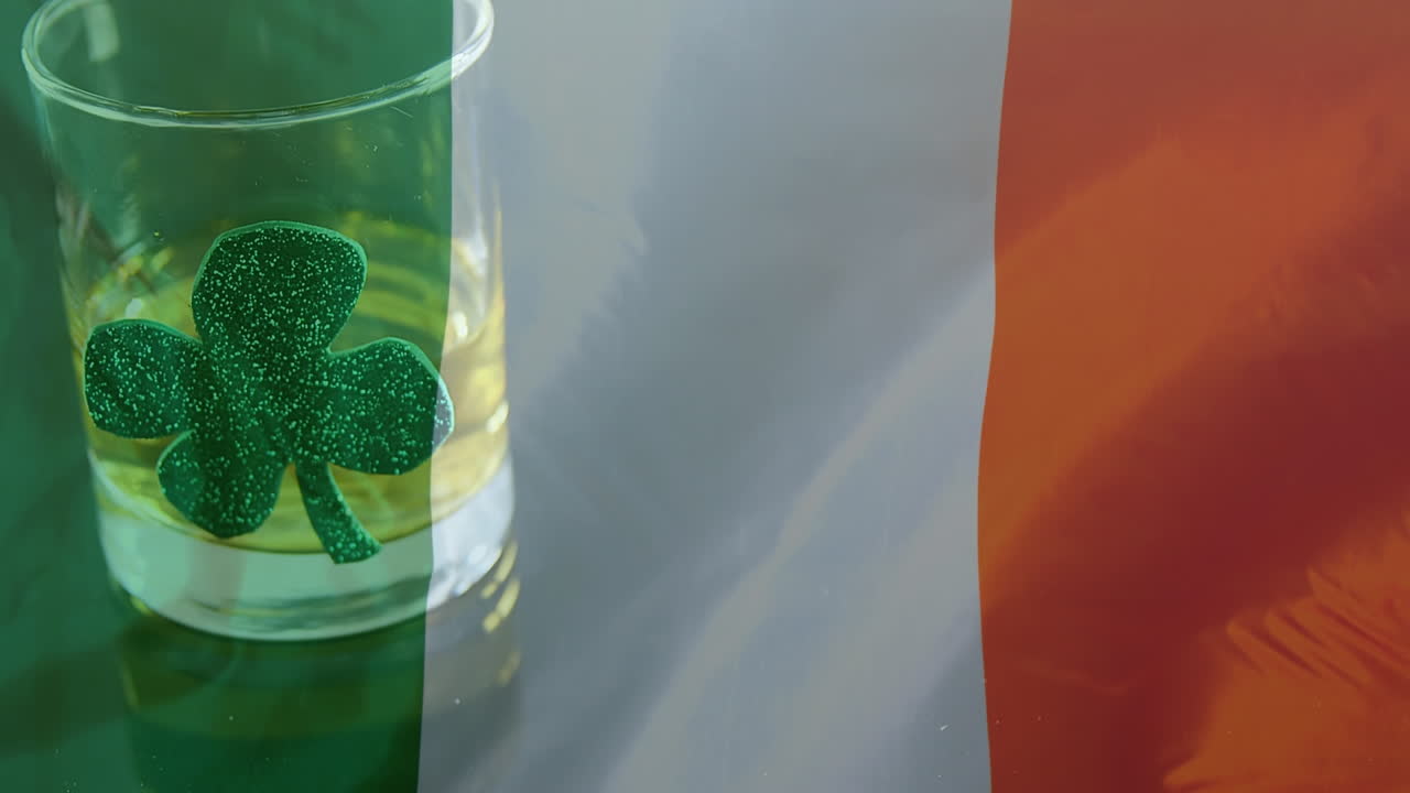Animazione della bandiera dell'Irlanda su trifoglio e bicchiere