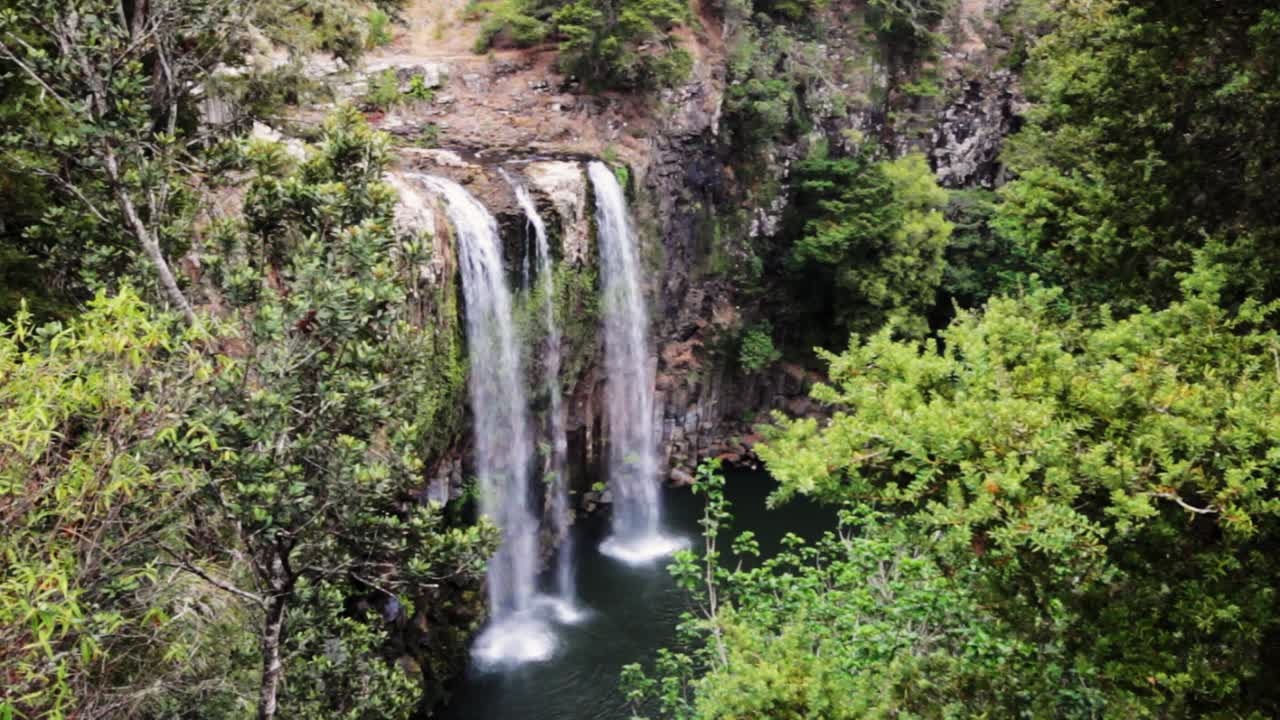esta es una impresionante caída de agua en la pequeña ciudad de whangarei en nueva zelanda