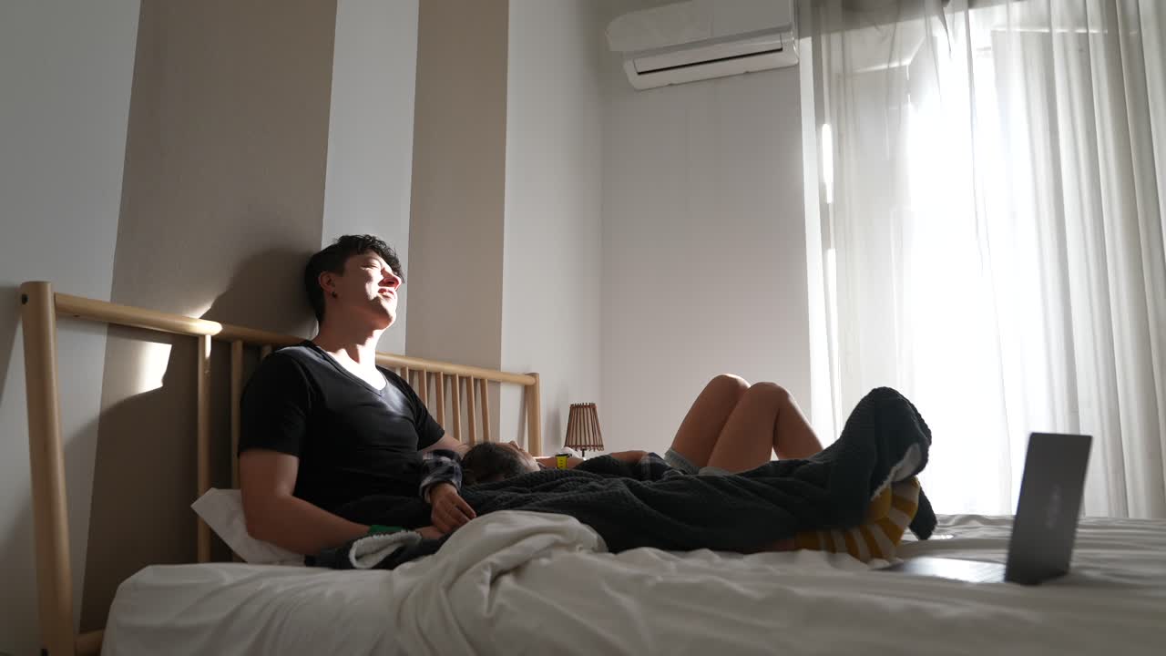 침대에 앉아 휴식을 취하는 커플