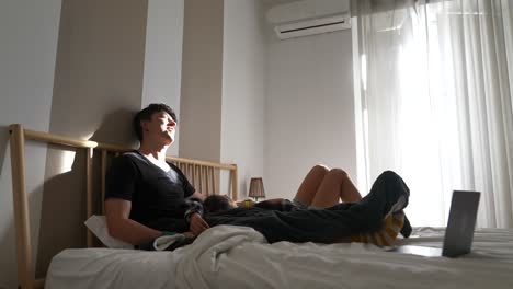 pareja relajándose en la cama