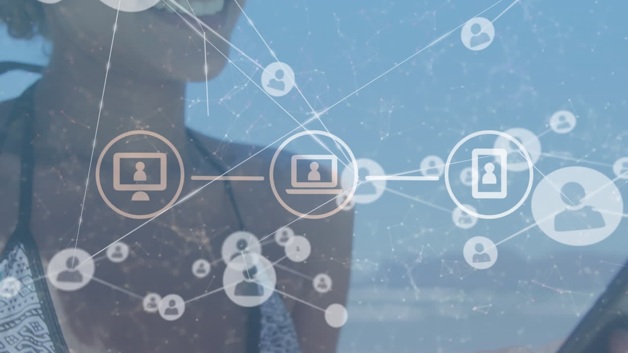 iconos digitales y red de iconos de perfil contra la sección media de la mujer que usa un teléfono inteligente en la playa