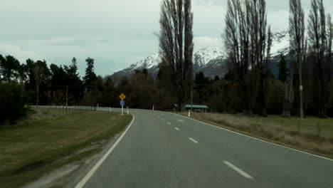 Una-Vista-En-Primera-Persona-De-Conducir-Por-El-Hermoso-País-De-Nueva-Zelanda