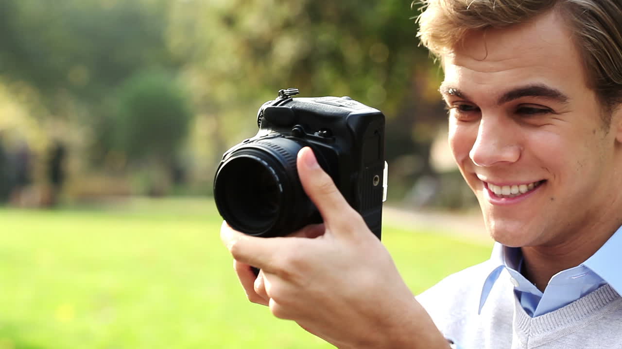 fotografo felice che scatta fotografie all'aperto