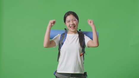 배 을 들고 있는 흥분 한 여자