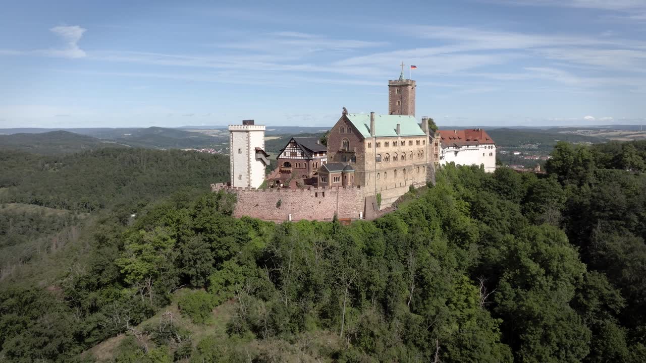 castillo de wartburg en la cima de la montaña cerca de la ciudad de eisenach en el estado de turingia, alemania.