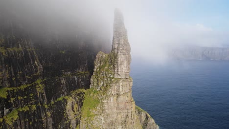 Kreisförmige,-Sich-Nähernde-Drohnenaufnahmen-Des-Hexenfingers-In-Sandavagur-Auf-Der-Insel-Vagar-Auf-Den-Färöer-Inseln