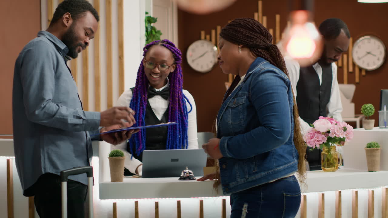Personale della reception che assiste al check-in