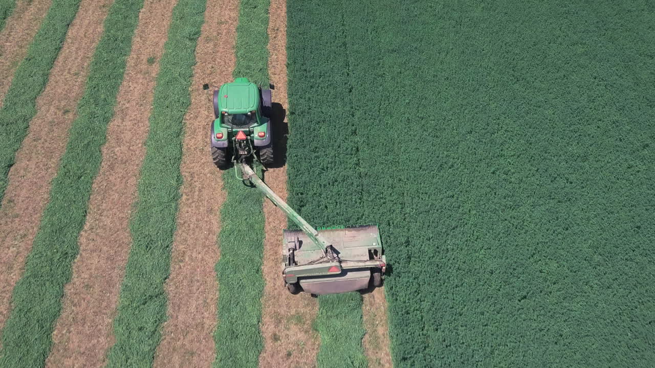 Trattore John Deere che lavora i campi