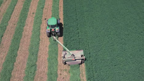 tractor john deere cuidando los campos