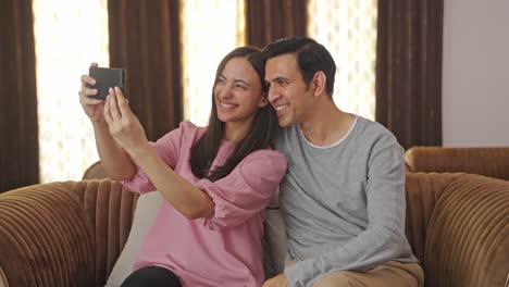 pareja india feliz haciendo clic en selfies