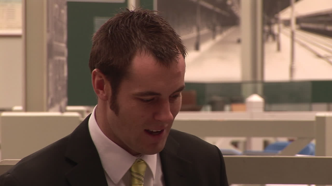 두 사업가 가 회담 을 하고 있다