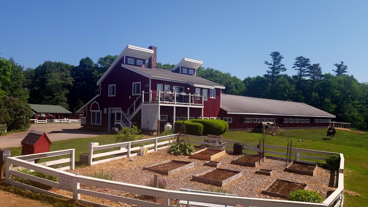 스마일리 힐 농장 (barnyard westbrook)