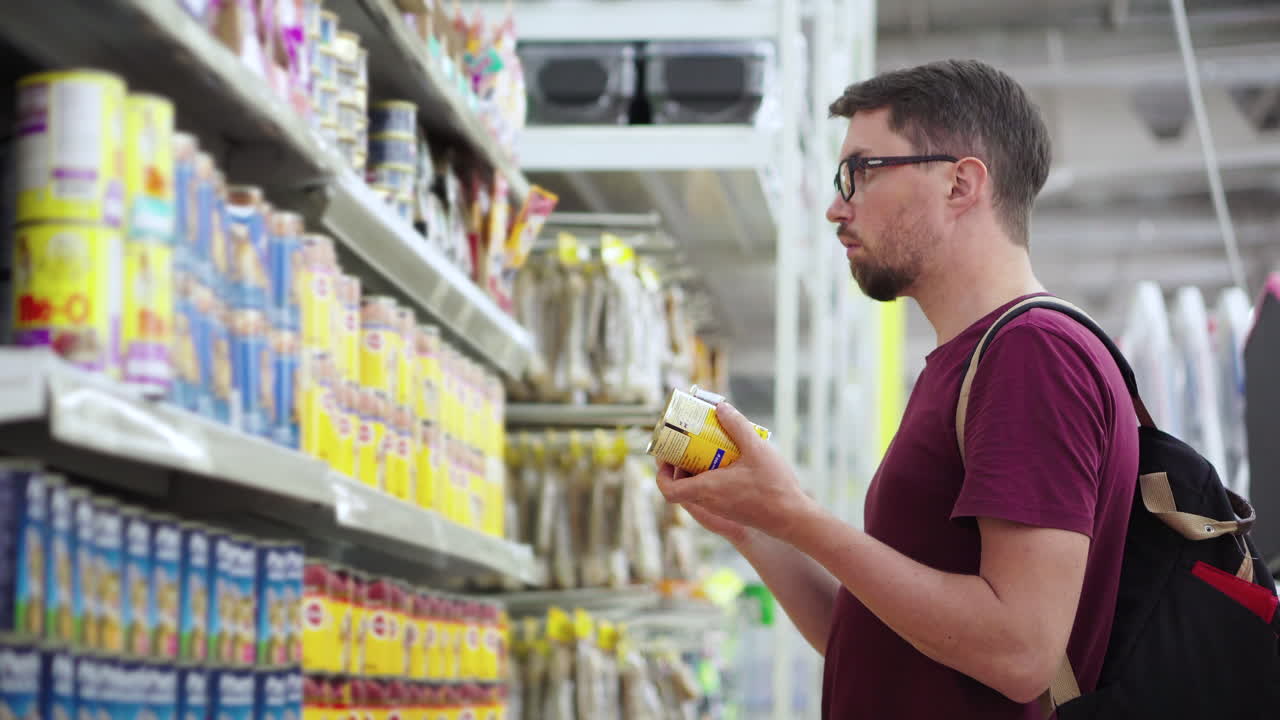 hombre comprando comida para mascotas en la tienda de comestibles