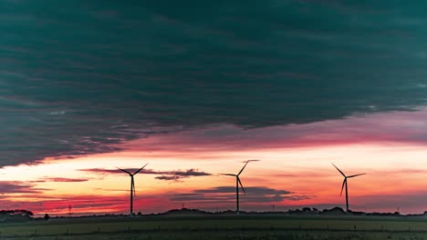 Dramatischer-Hintergrund-Aus-Wolken,-Orangefarbenem-Und-Schwarzem-Sonnenuntergang