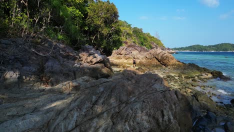 Frau-Erkundet-Einsamen-Traumstrand-Auf-Der-Insel