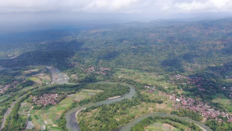 río sinuoso, municipio y paisaje sin fin de indonesia, vista aérea de avión no tripulado