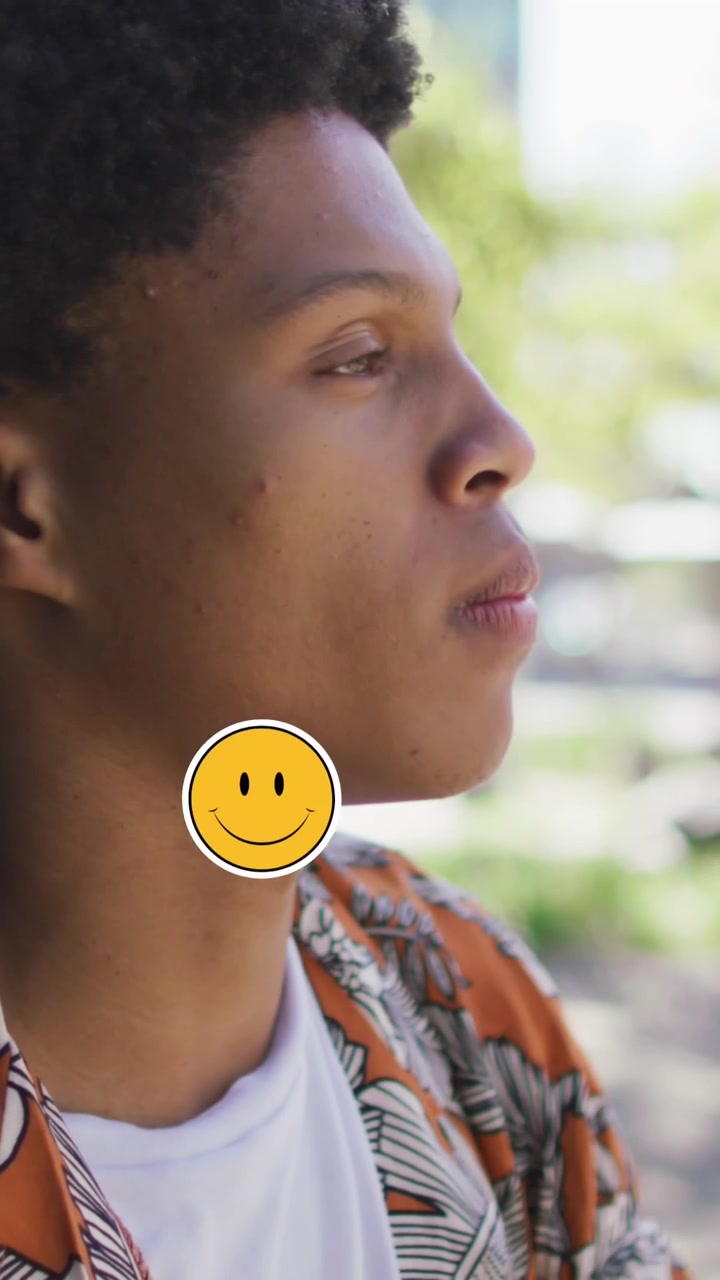 Animation af emoji-ikoner over afroamerikansk mand der drikker kaffe