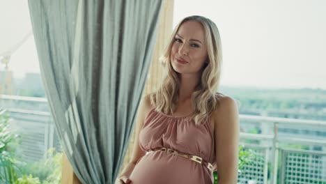 retrato de una mujer embarazada sonriente con un vestido de elegancia.