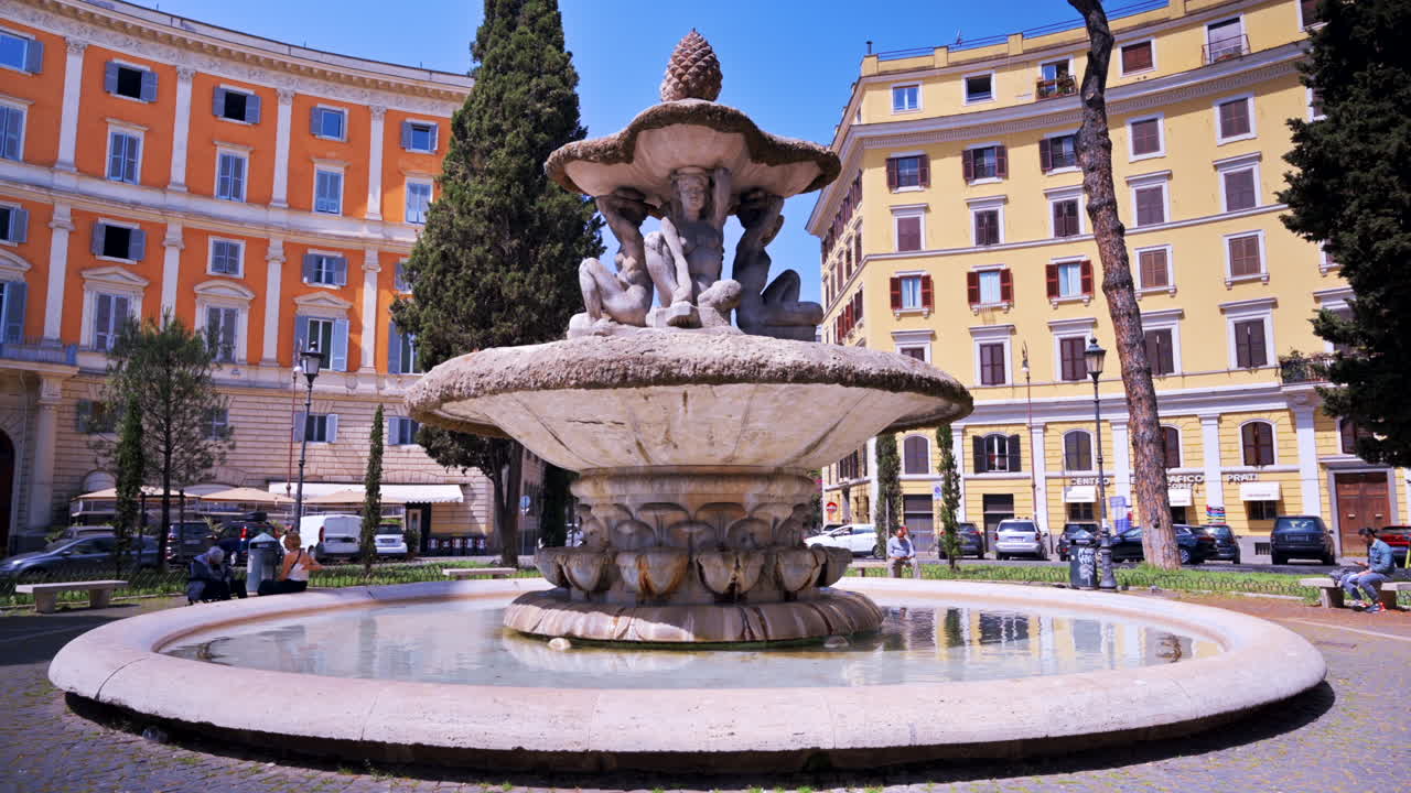 Roma, Italia - 16 agosto 2022: la Fontana delle Cariatidi in Piazza dei Quiriti