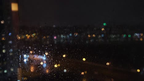 noche lluviosa paisaje de la ciudad desde la ventana
