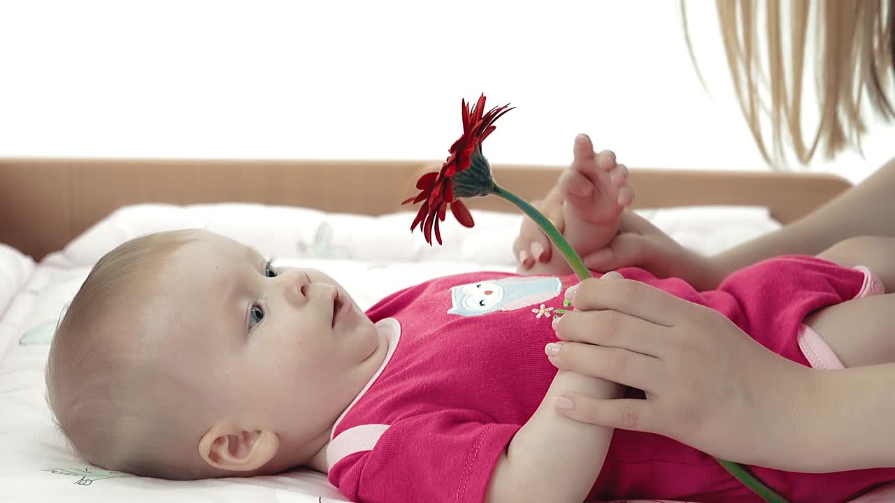 어린 어머니 가 아기 와 함께 놀고 있다 3