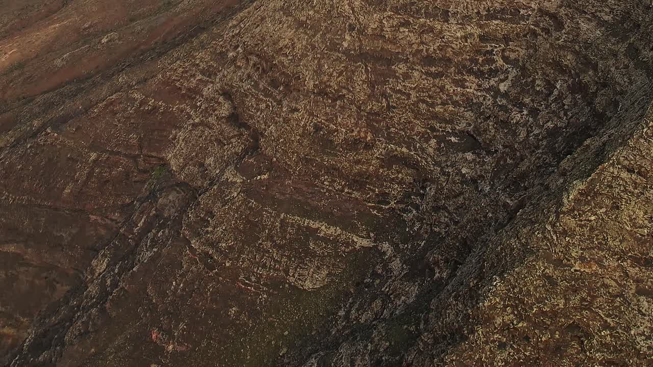 Strati geologici dettagliati di un pendio vulcanico