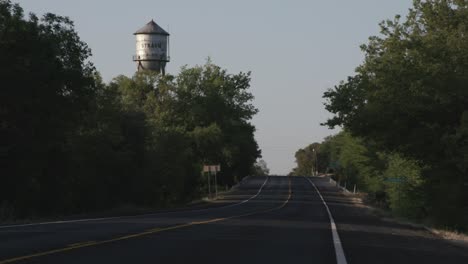 Antigua-Carretera-De-Dos-Carriles-Que-Conduce-A-La-Pequeña-Ciudad-De-Texas,-Strawn,-TX-Establecimiento-De-Tiro