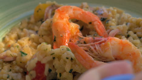 Comer-Risotto-Con-Calamares-Y-Gambas-En-Un-Restaurante-De-Comida-De-Mar.