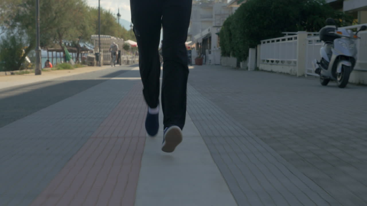 Uomo che fa jogging sul lungomare