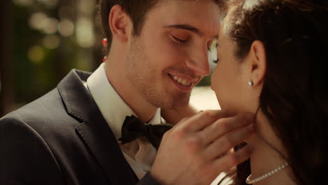 Hombre-Sensual-Sacando-El-Pelo-De-Mujer-De-La-Barba-Al-Aire-Libre.-Pareja-Posando-En-El-Jardín.