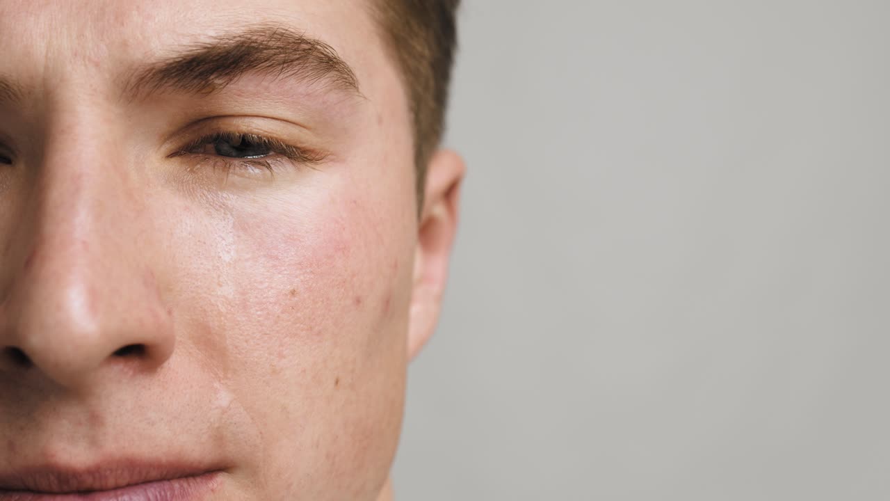 hombre con irritación ocular