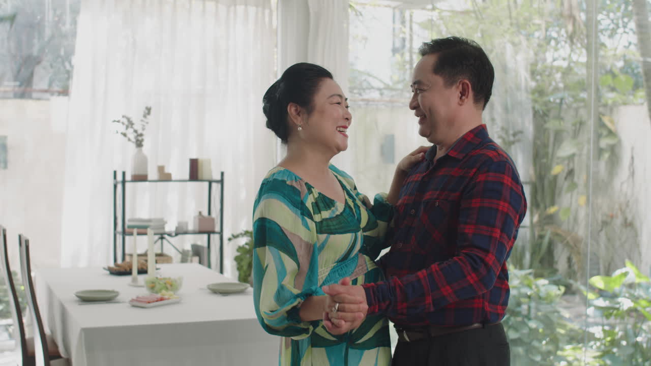 ชายสูงอายุและหญิงสูงอายุสบตากันขณะเต้นรำ