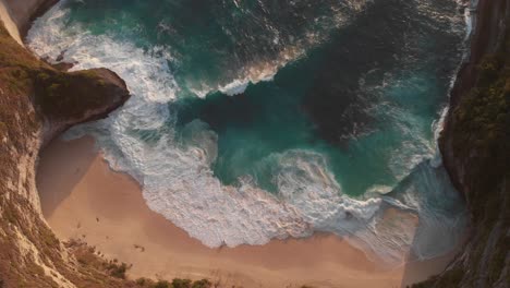 Vista-Aérea-De-Drones-De-La-Playa-Kelingking-De-Nusa-Penida-Durante-La-Puesta-De-Sol