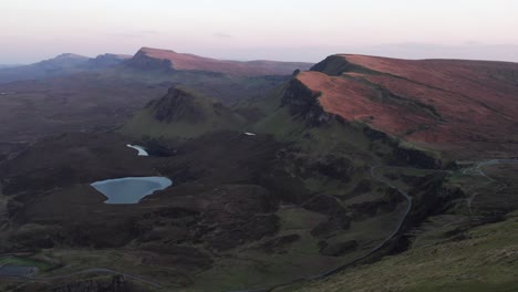 Bunte-Landschaft-In-Quiraing-Auf-Der-Isle-Of-Skye-In-Schottland-Nach-Sonnenuntergang