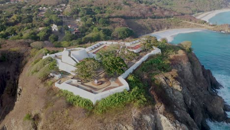 vista desde un avión no tripulado del fuerte de nossa senhora dos remedios en el archipiélago de fernando de noronha, brasil