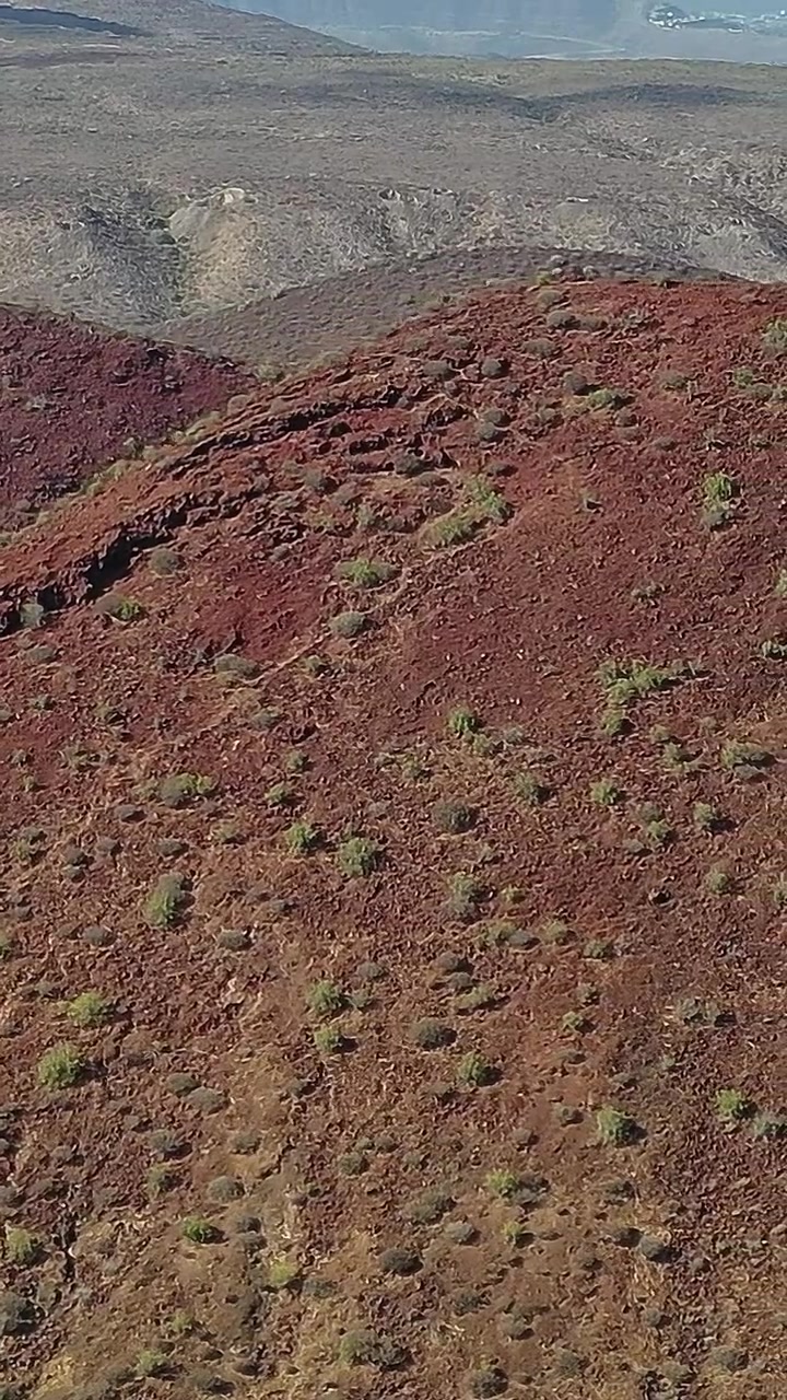 Escursione sul terreno roccioso dell'isola di Tenerife, in Spagna