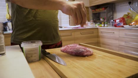 hombre rociando sal en un bistec wagyu japonés a4 en la cocina