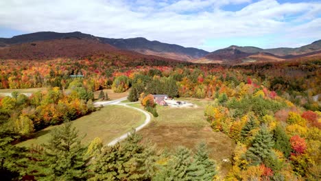 Empuje-Aéreo-Hacia-Stowe-Vermont-A-Través-Del-Color-De-Las-Hojas-De-Otoño