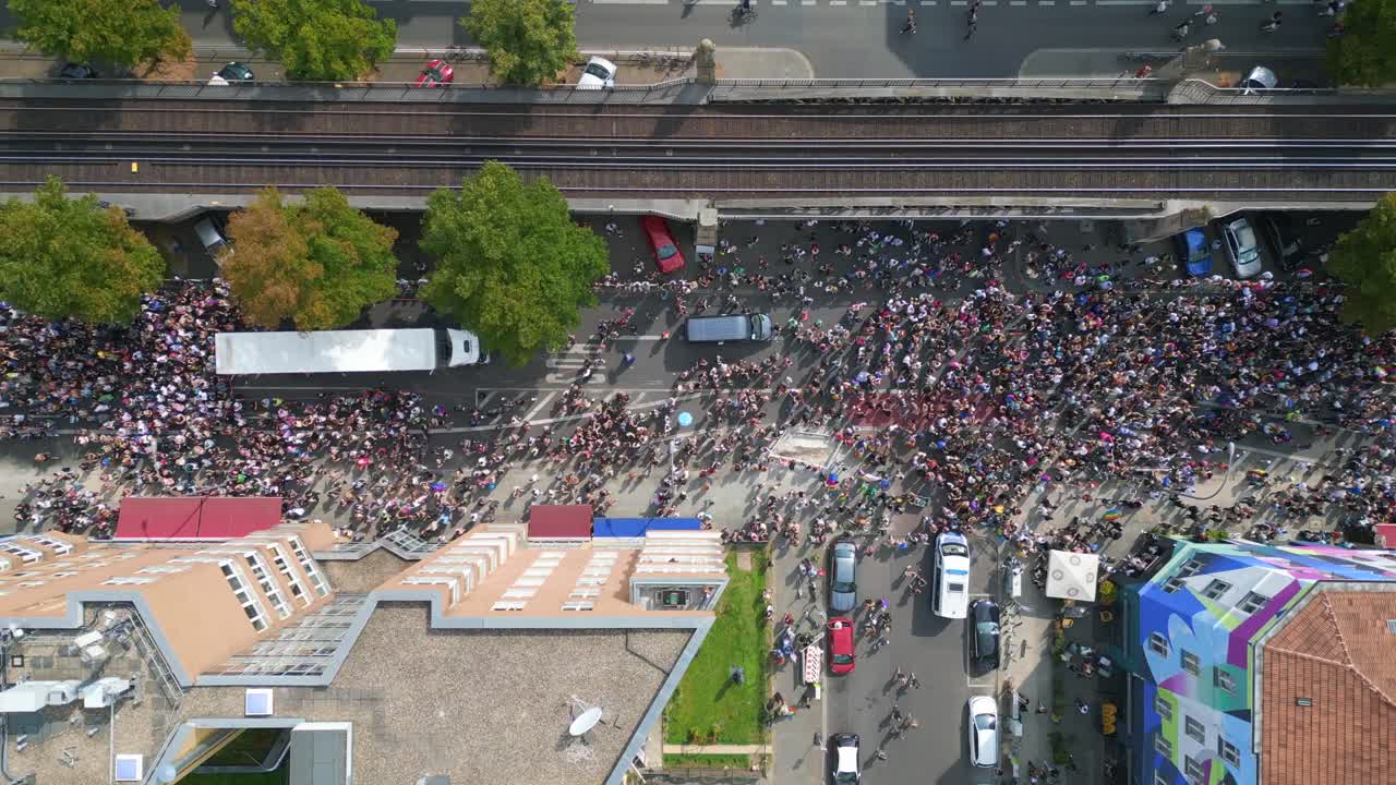 majestuoso vuelo aéreo de arriba vista csd orgullo desfile del amor 2023 en la ciudad de berlín alemania día de verano