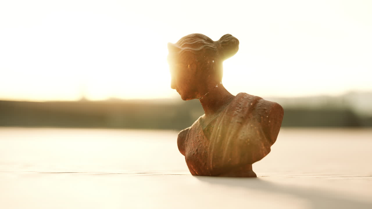 diosa del amor en la mitología griega en la arena de la playa