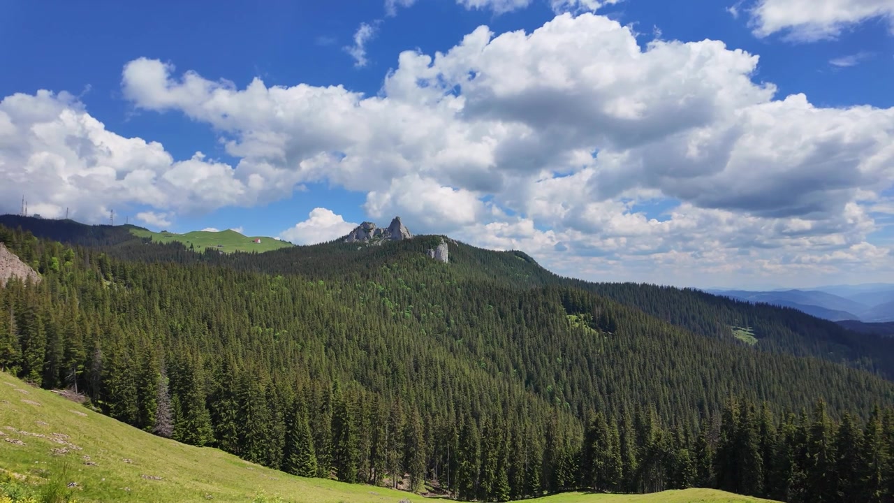 Pohoří Rarau, Rumunsko, lesní přírodní krajina, evropská vysočina, cestovní destinace.