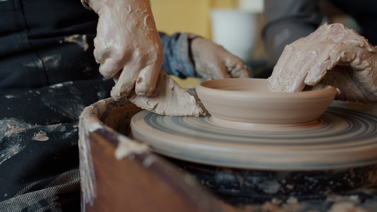 도자기 바 에 점토 를 는 손 들