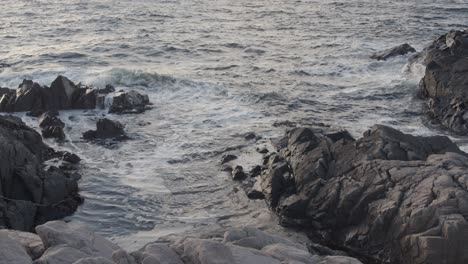 Cabo-Rocoso-Se-Encuentra-Con-El-Océano-En-La-Hora-Dorada-Del-Atardecer